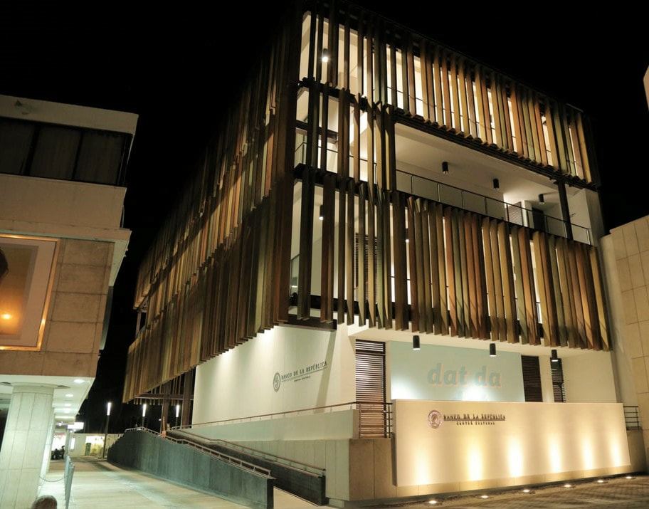 Biblioteca del Banco de la República en San Andrés, fachada nocturna