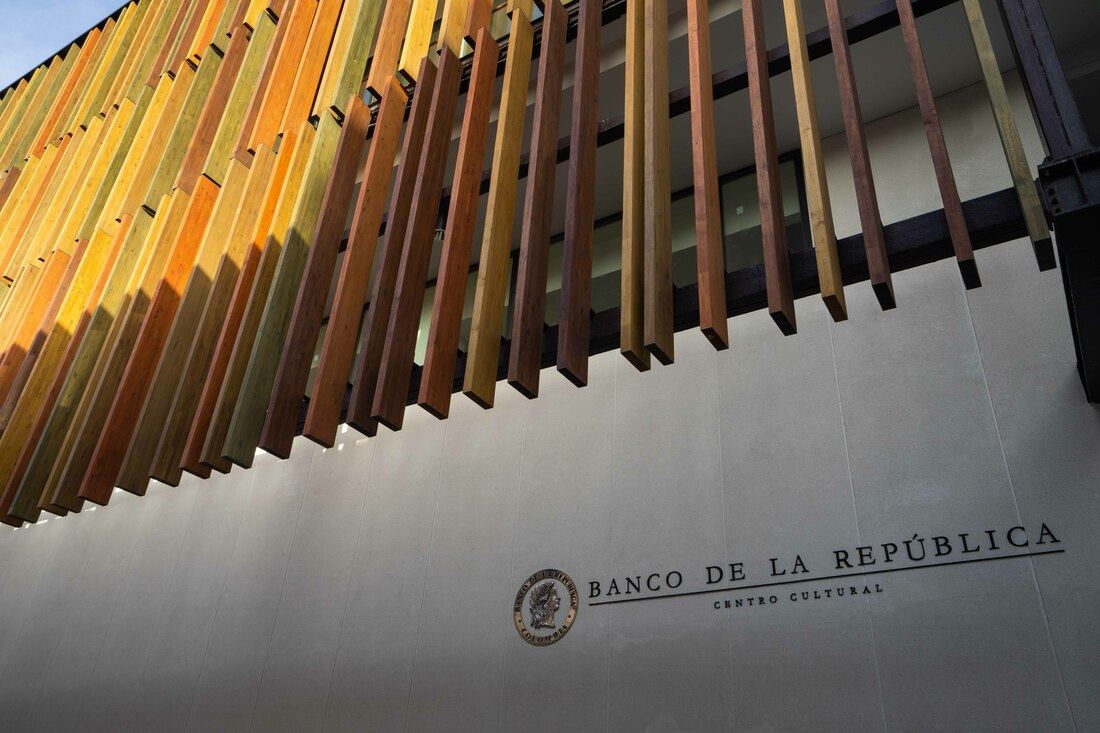 Fachada en listones de madera de la Biblioteca del Banco de la República en San Andrés, construida por Construtel